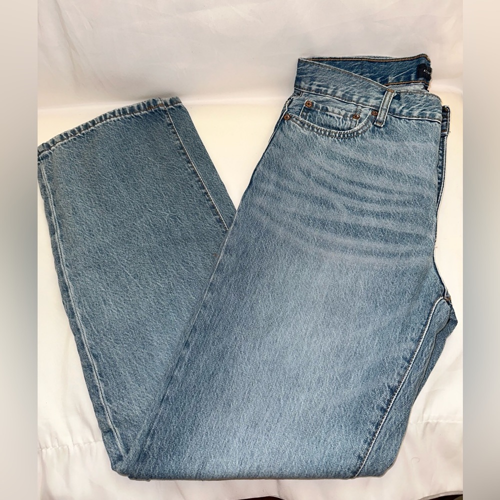 AERO Relaxed , Non stretch jeans .